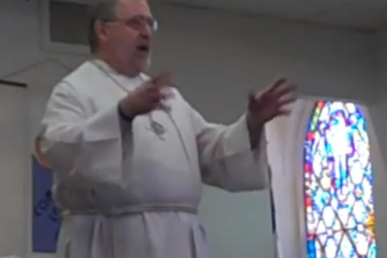 VIDEO: pastor pidas jutluse minutiga, sest tahtis jalgpalli vaadata
