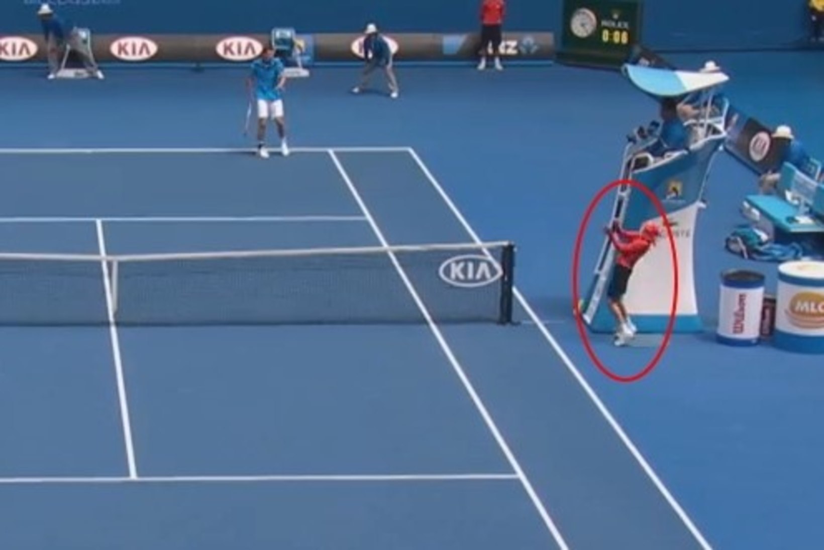 VIDEO: valus! Pallipoiss sai tennisepalliga otse näkku 