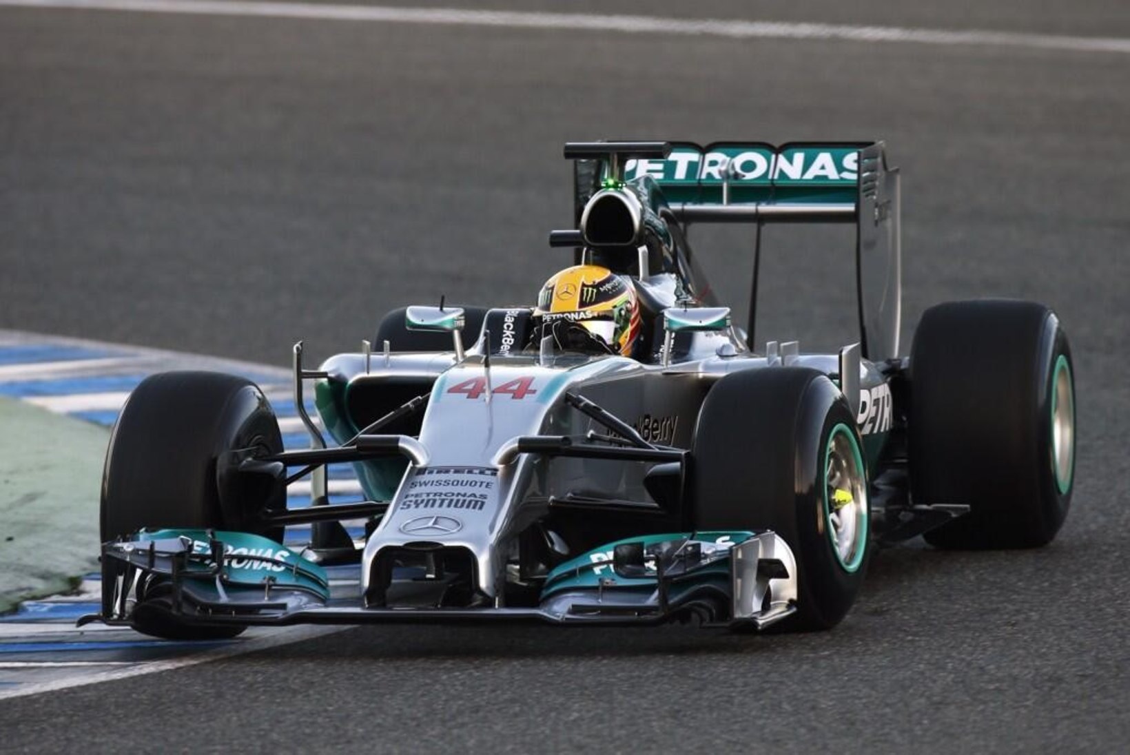 FOTOD: Mercedese F1 meeskond esitles uut vormelit, millel seisab Schumacherit innustav kiri