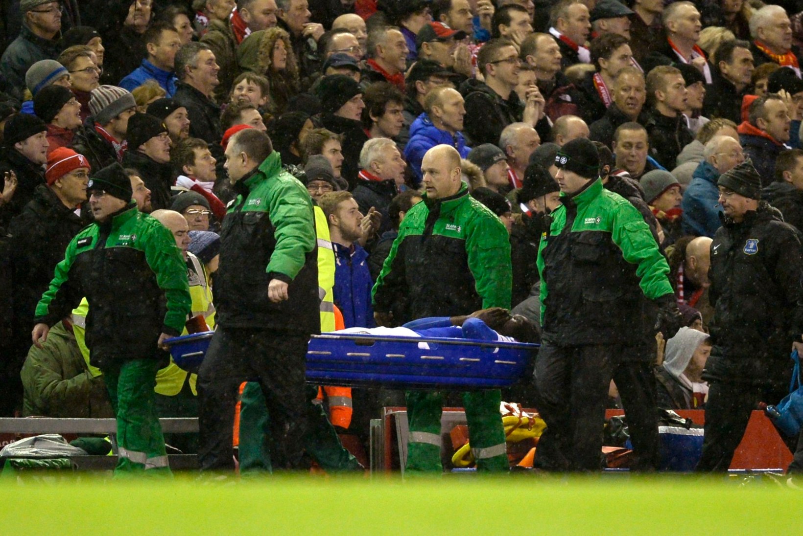 VIDEO: Evertoni jalgpallur libastus ja vigastas rängalt oma meeskonna mängijat