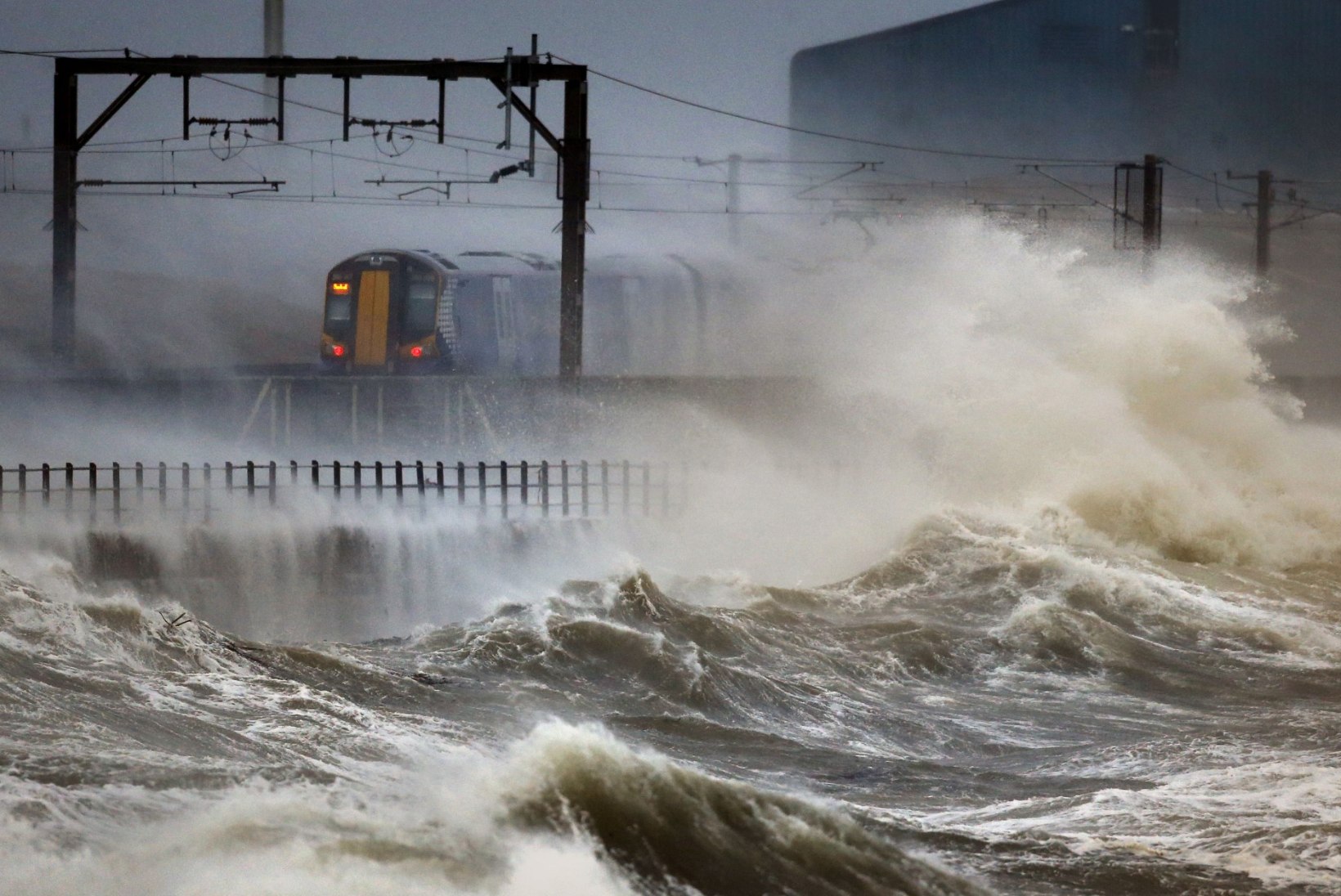 GALERII: Suurbritannias ja Prantsusmaal möllab torm, on suured üleujutused