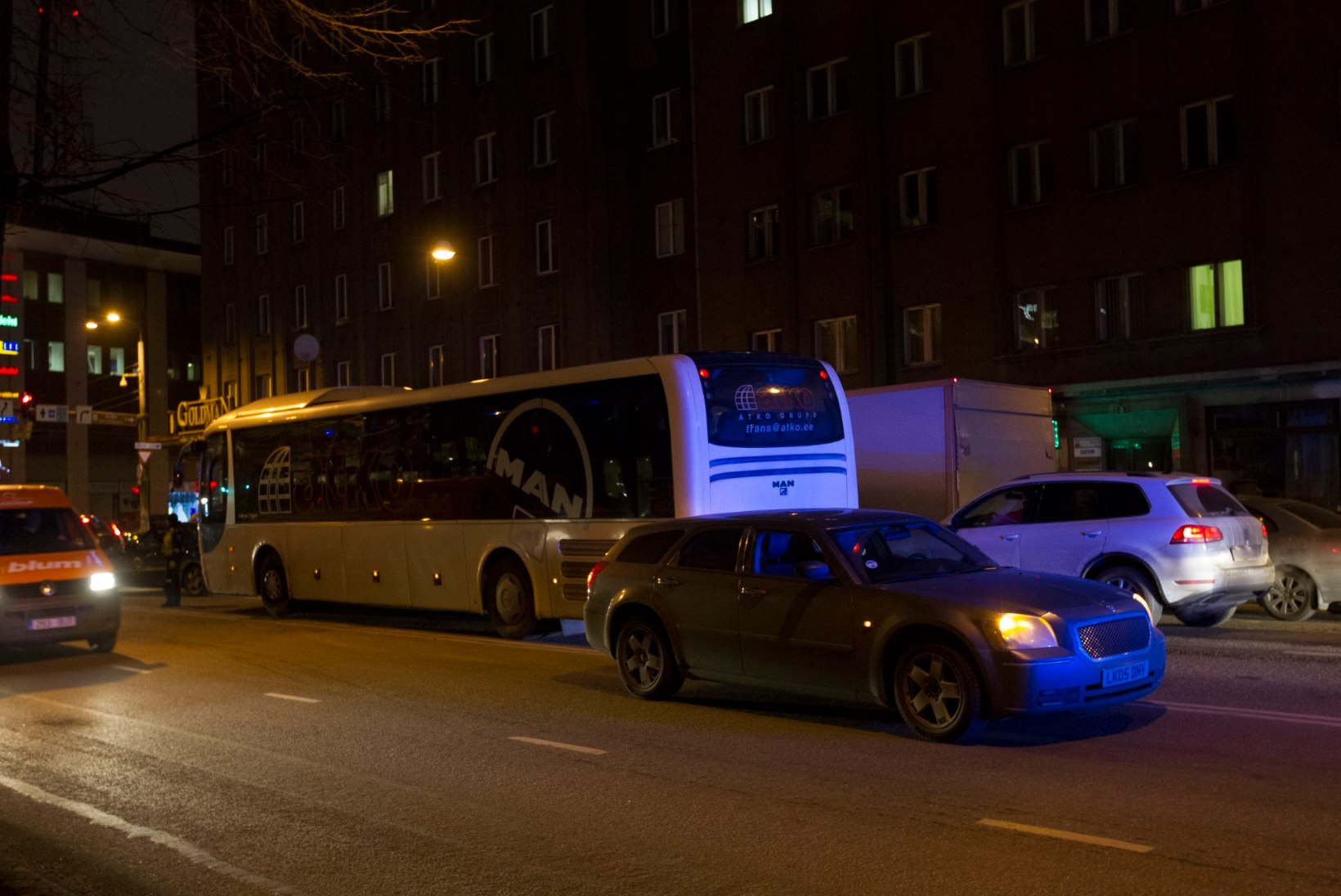 PILTUUDIS: Tallinnas põrkasid kokku Dodge ja liinibuss
