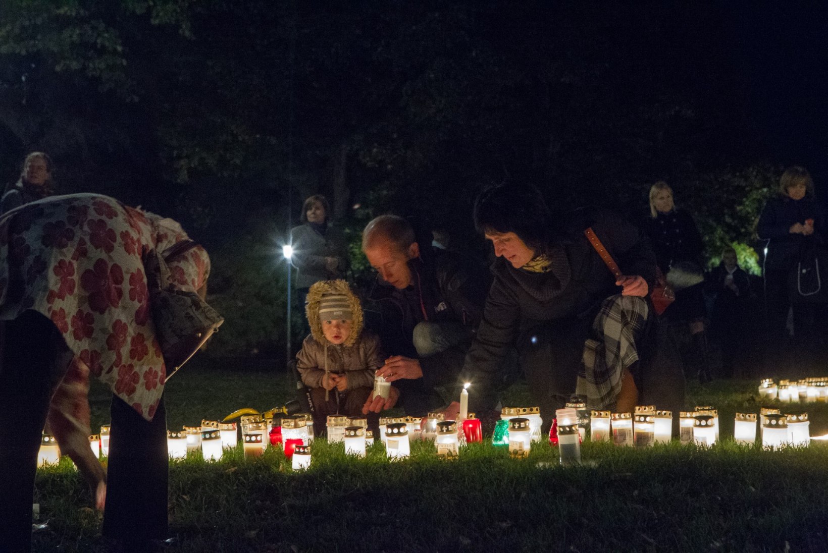 FOTOD: Jaak Joala mälestuseks süüdati Harjumäel sajad küünlad