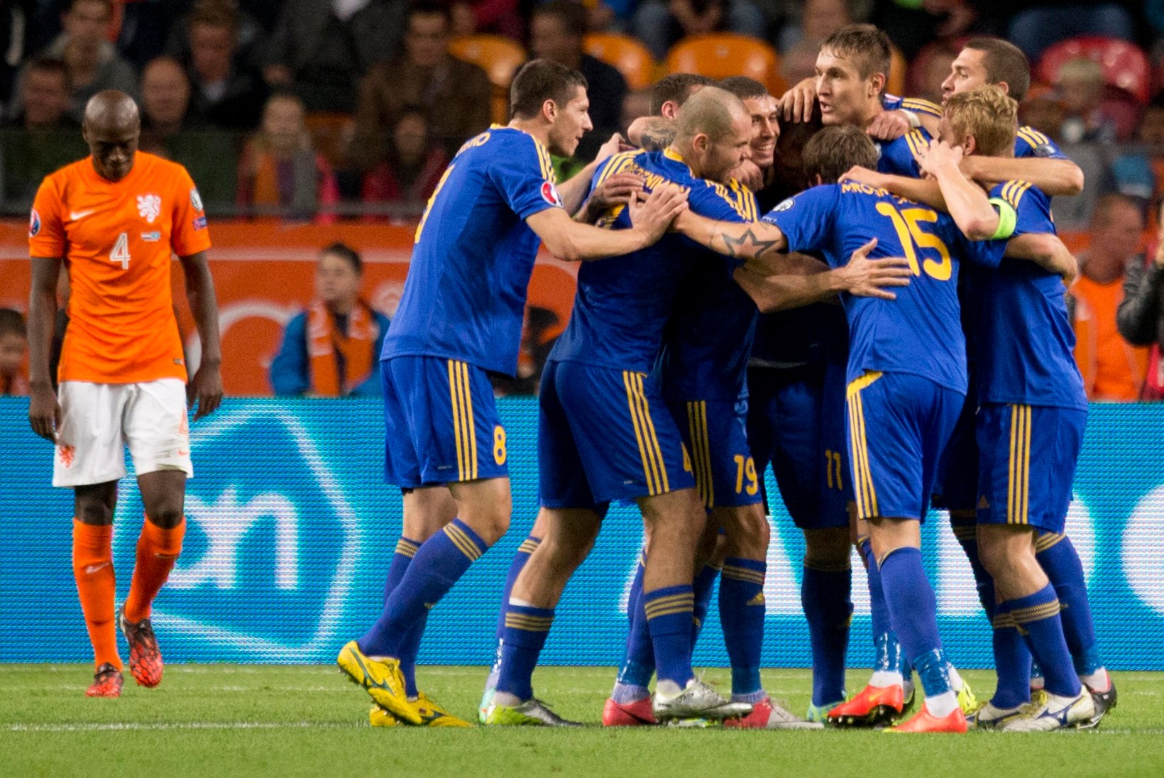 Suur jalgpalliõhtu: Holland alistas kaotusseisust Kasahstani, kümnekesi lõpetanud Läti alistus Islandile