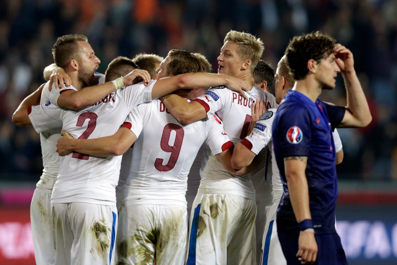 Suur jalgpalliõhtu: Holland alistas kaotusseisust Kasahstani, kümnekesi lõpetanud Läti alistus Islandile