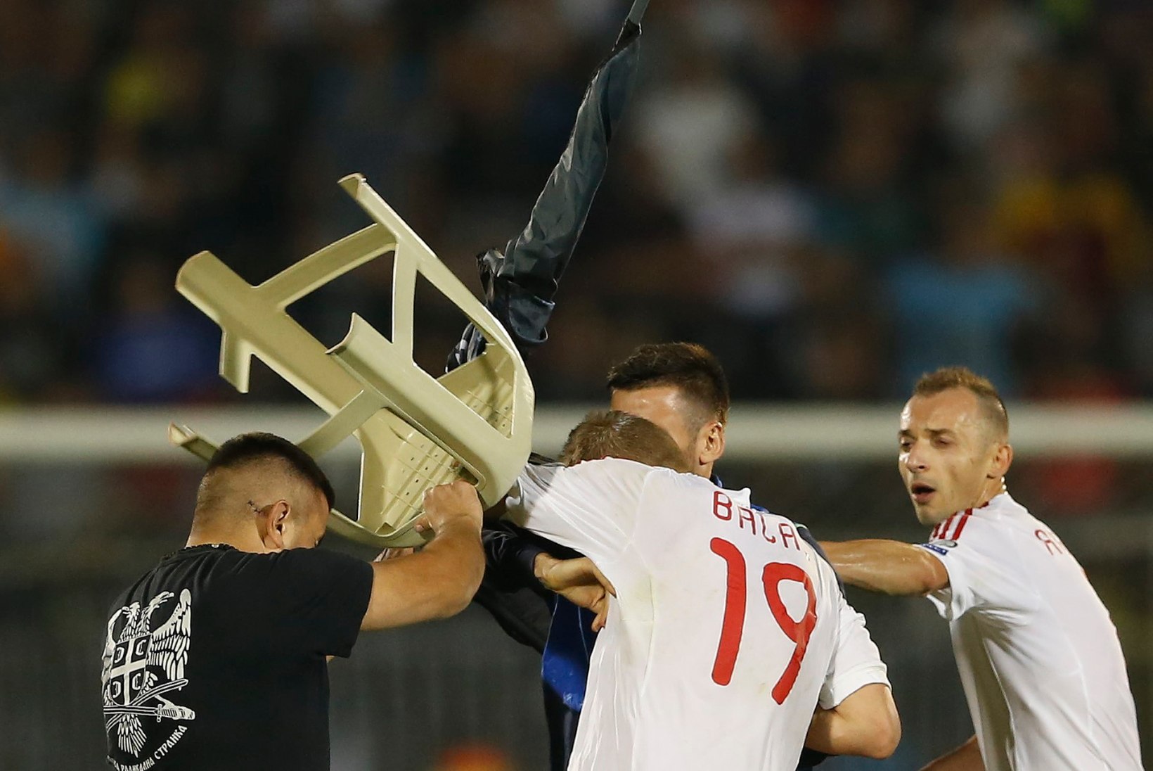 VIDEO: Serbia jalgpallurid esmalt kaklesid Albaania mängijatega, aga asusid seejärel neid platsile tormanud fännide eest kaitsma
