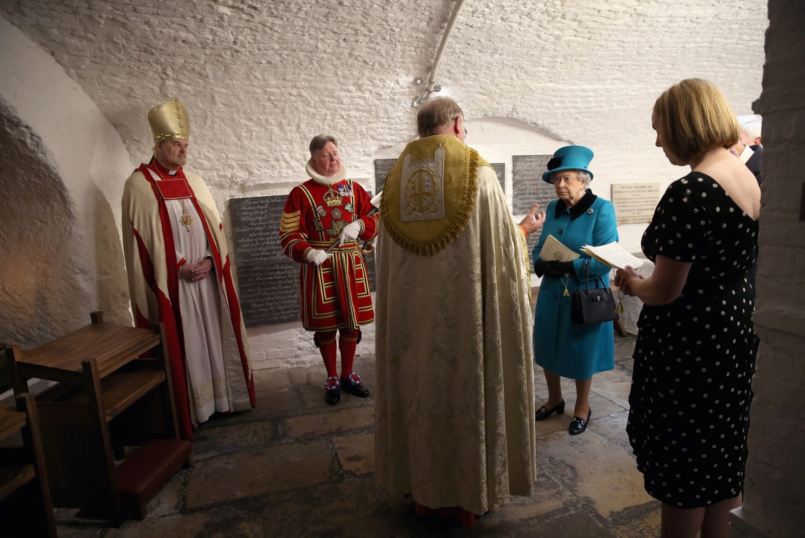 GALERII: kuninganna Elisabeth II ja prints Philip jalutasid keset sadu tuhandeid keraamilisi moone