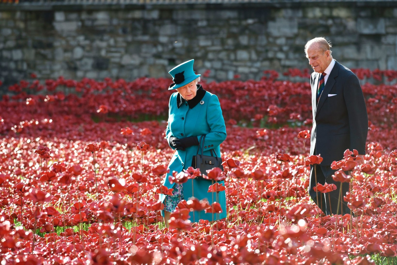 GALERII: kuninganna Elisabeth II ja prints Philip jalutasid keset sadu tuhandeid keraamilisi moone