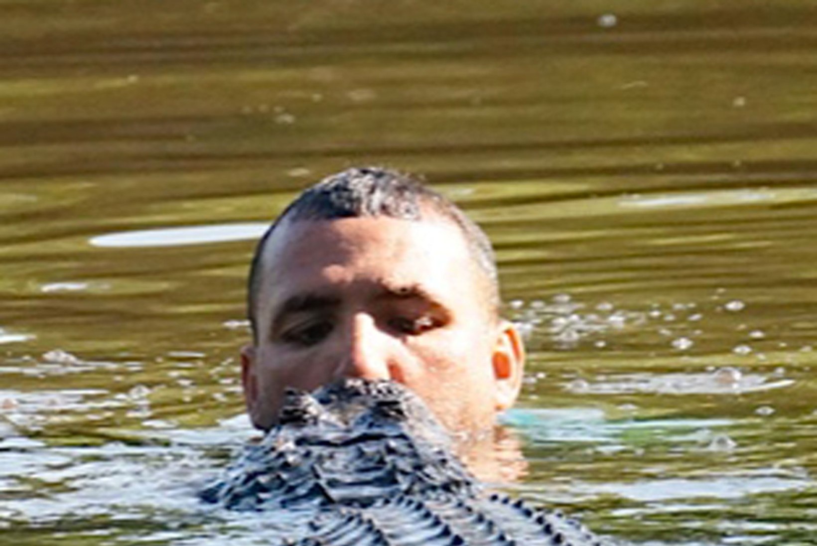 USKUMATUD FOTOD: mees, kes mängib alligaatoritega 