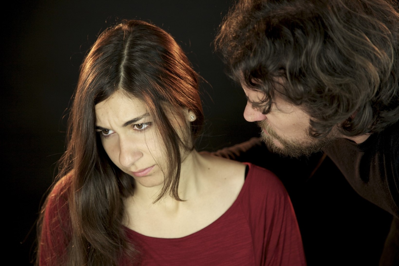 Kui mees lööb naist: 6 taktikat, millega partnerit kontrollitakse