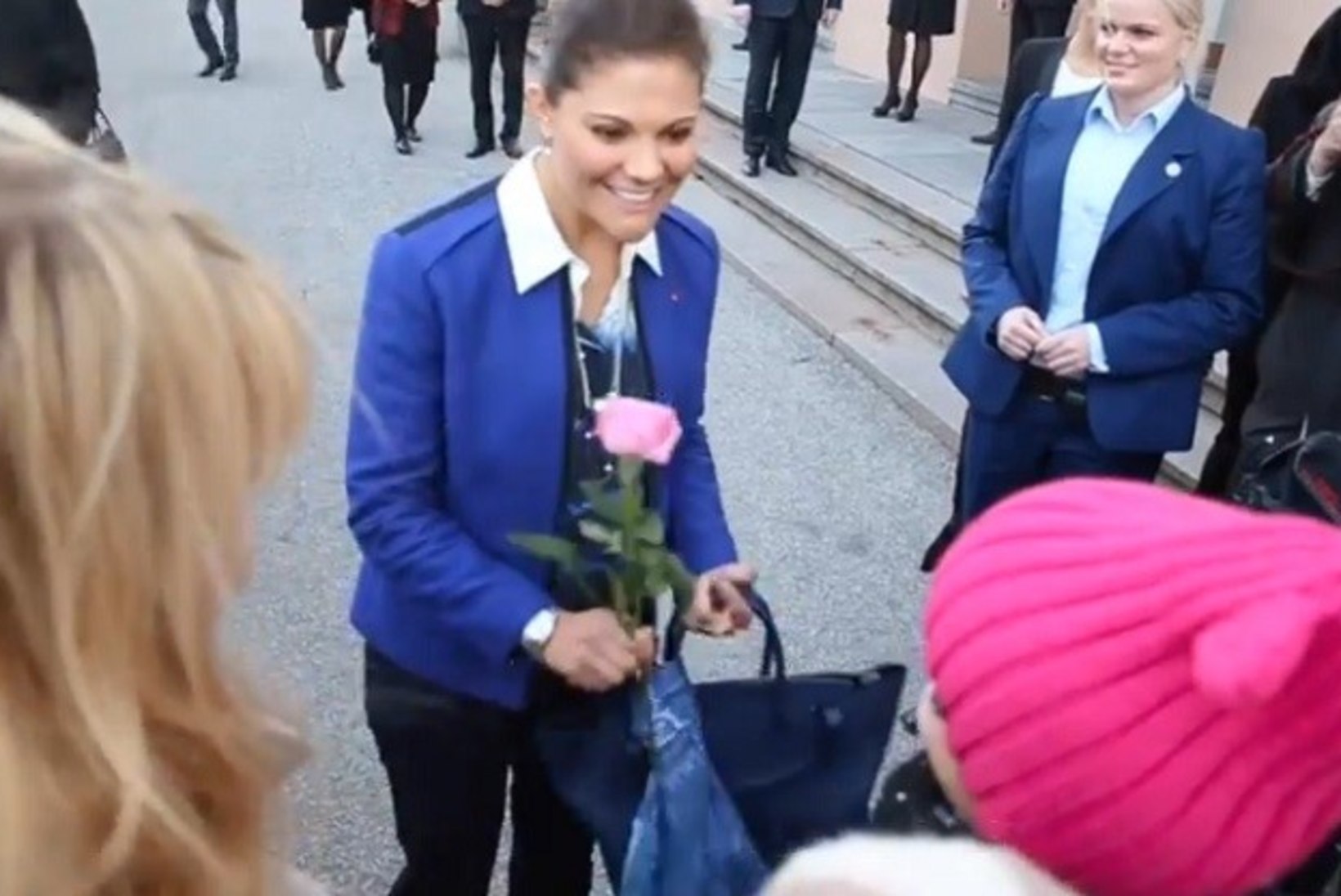 ÕHTULEHE VIDEO: Victoriale roosi kinkinud neiu: "Ta oli väga ilus ja armas."