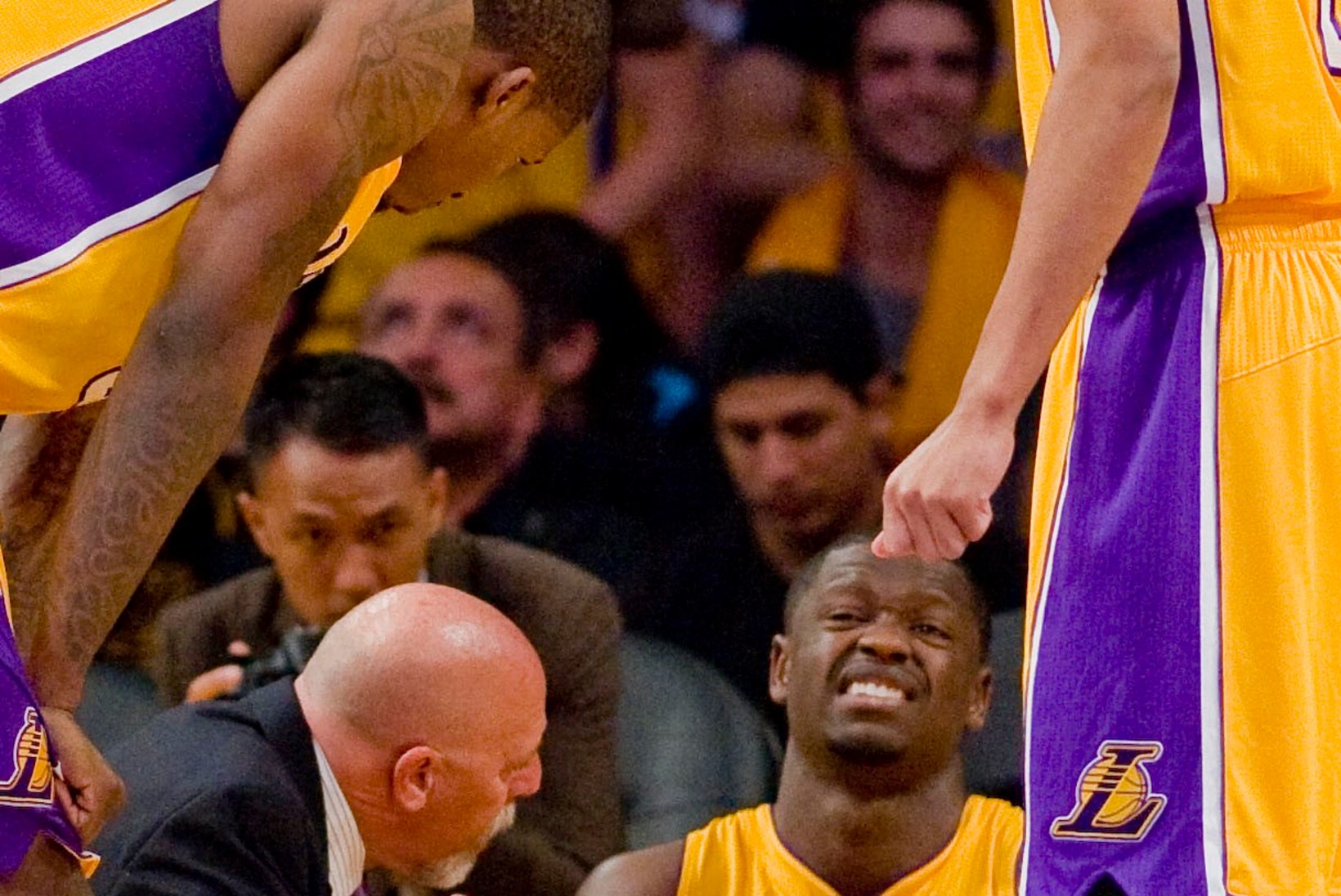 VIDEO: Lakersi noor täht murdis hooaja esimeses matšis jalaluu