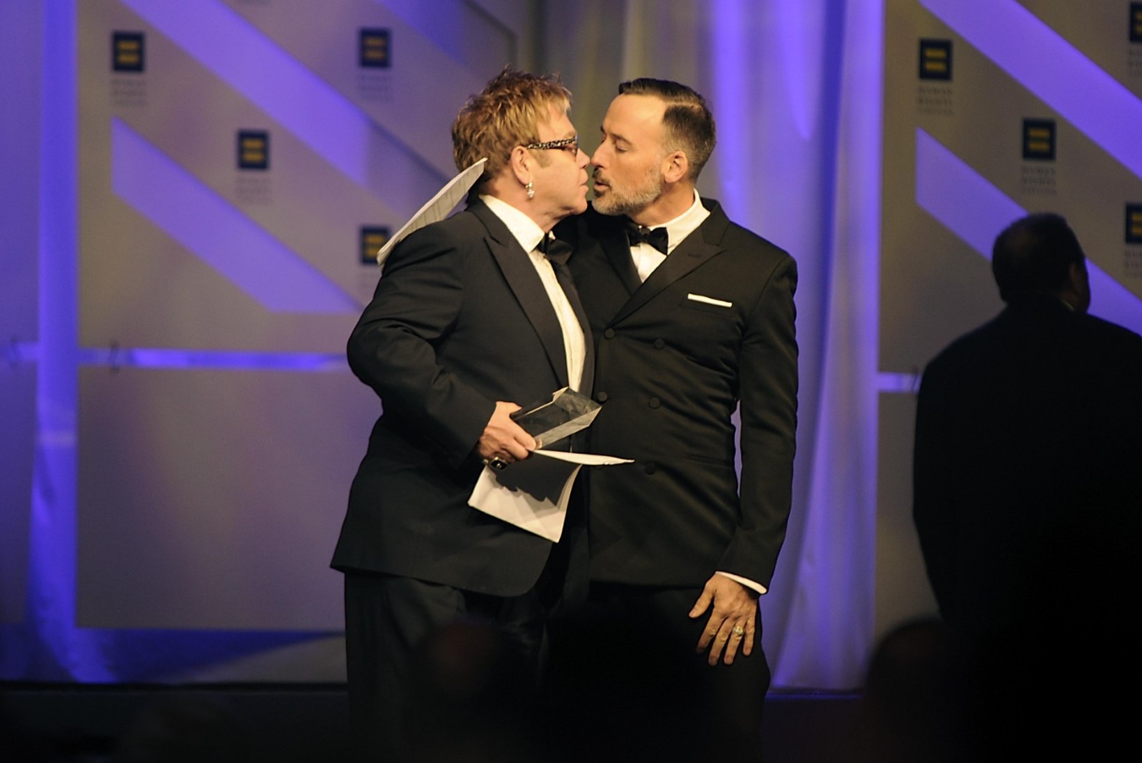 FOTOUUDIS: pisarateni liigutatud Elton John suudles laval oma partnerit