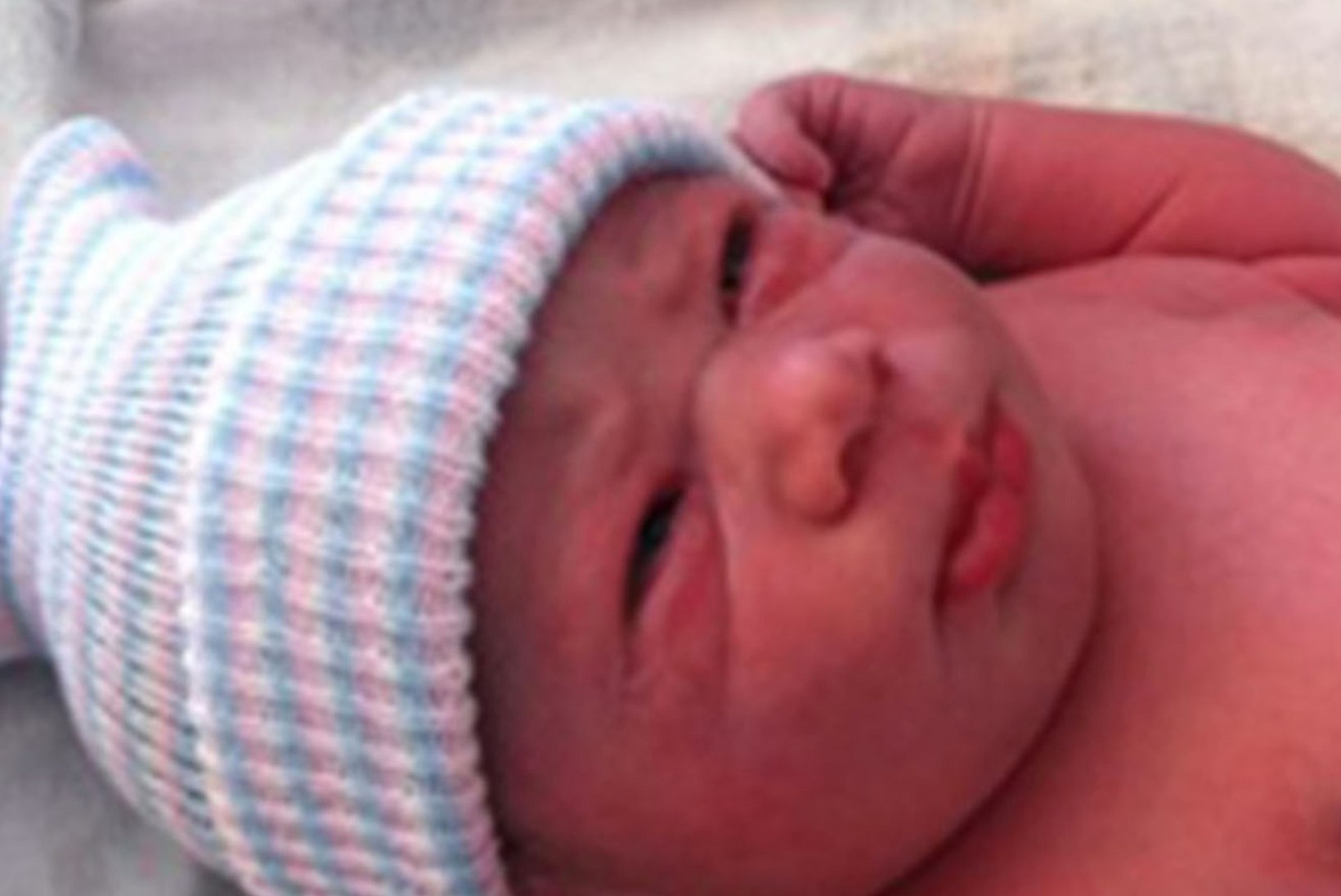 Ashton Kutcher avaldas tütrekese nime ja kuus beebipilti.. kuid laseb arvata, milline on nende laps!