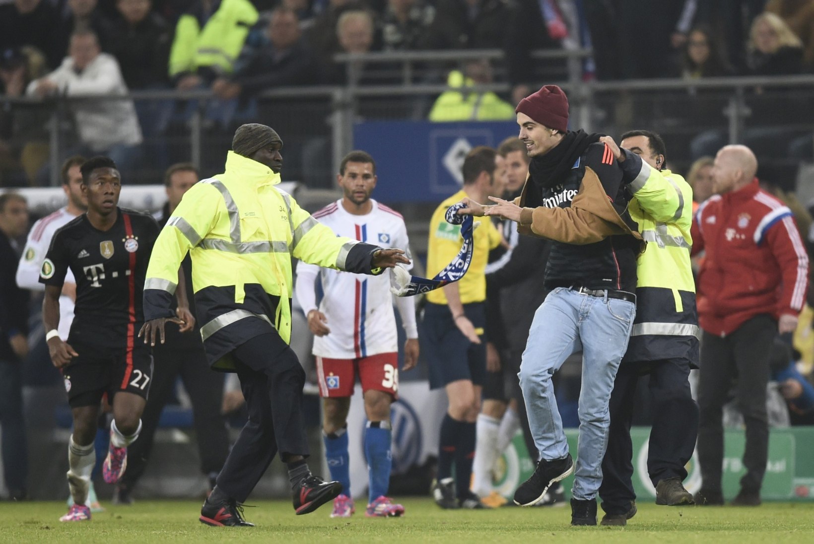 VIDEO: Väljakule tormanud Hamburgi fänn ründas Franck Ribery'd