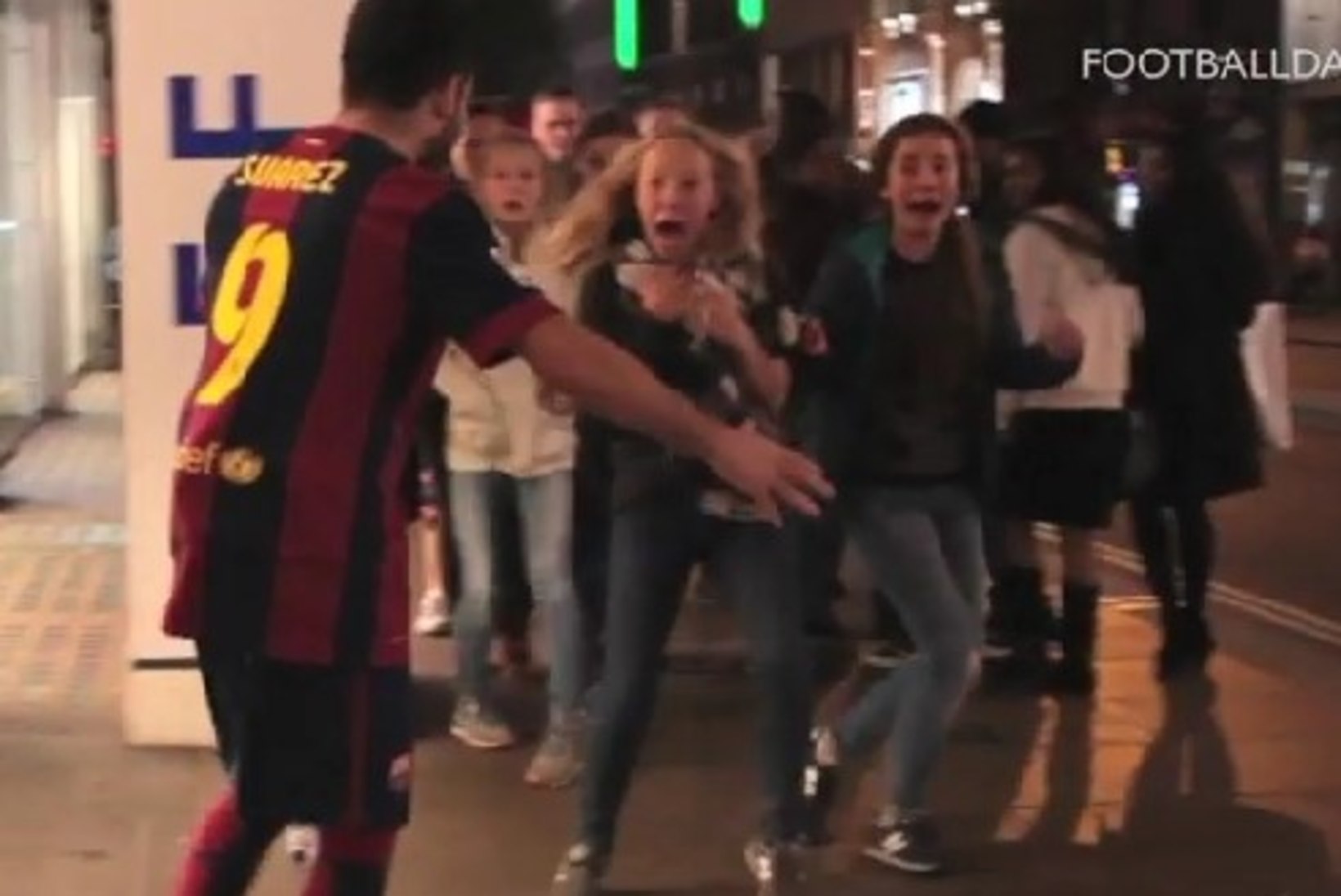 VIDEO: head Halloweeni! Vaata, mis juhtub, kui inimesi ründab Suareze särgiga zombi!