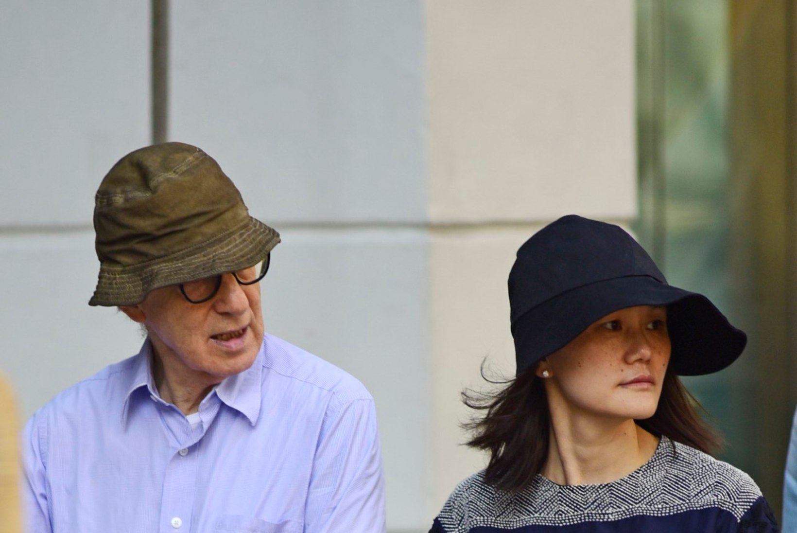 FOTOD: Woody Allen käis koos oma 37 aastat noorema abikaasaga jalutuskäigul