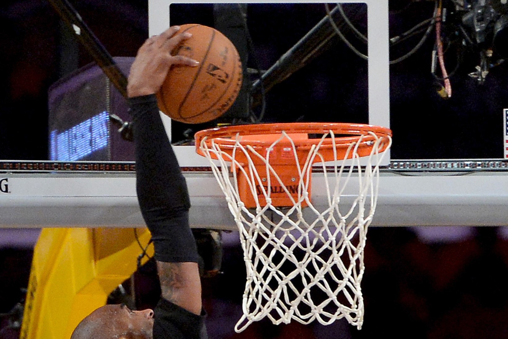 NBA TOP: vanameister Kobe Bryant paneb pealt nagu nooruspäevil