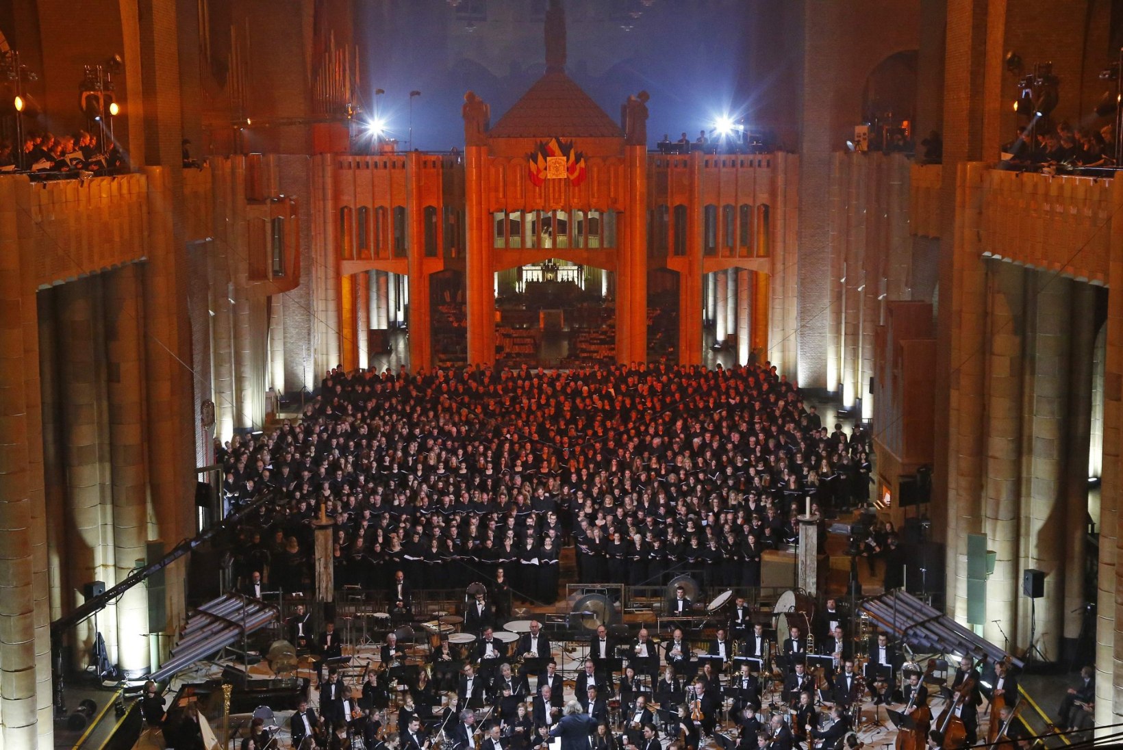 Mustonen juhatas Belgias kuningapaari ees 1000pealist koori