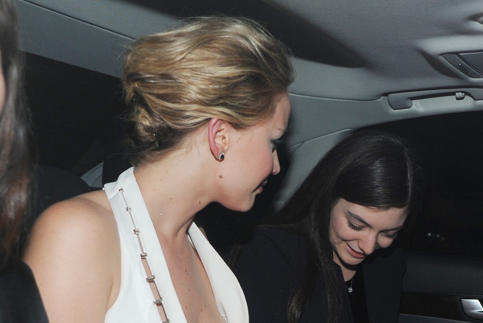 NÄDALA PAPARATSO: Jennifer Lawrence paljastas dekoltee ja Kardashianid püüdsid salaja lennujaamast lahkuda