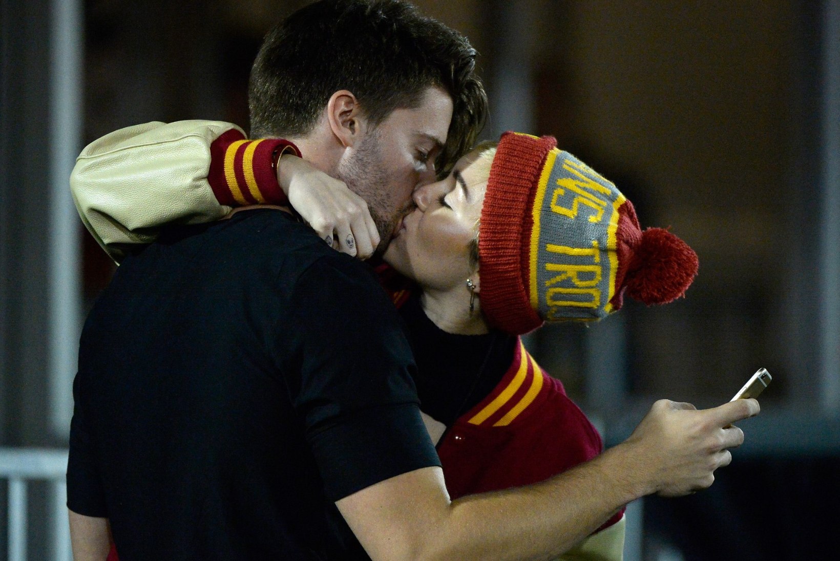 FOTOD! Uus kuum paar? Miley suudles jalgpallimängu ajal Schwarzeneggeri poega!