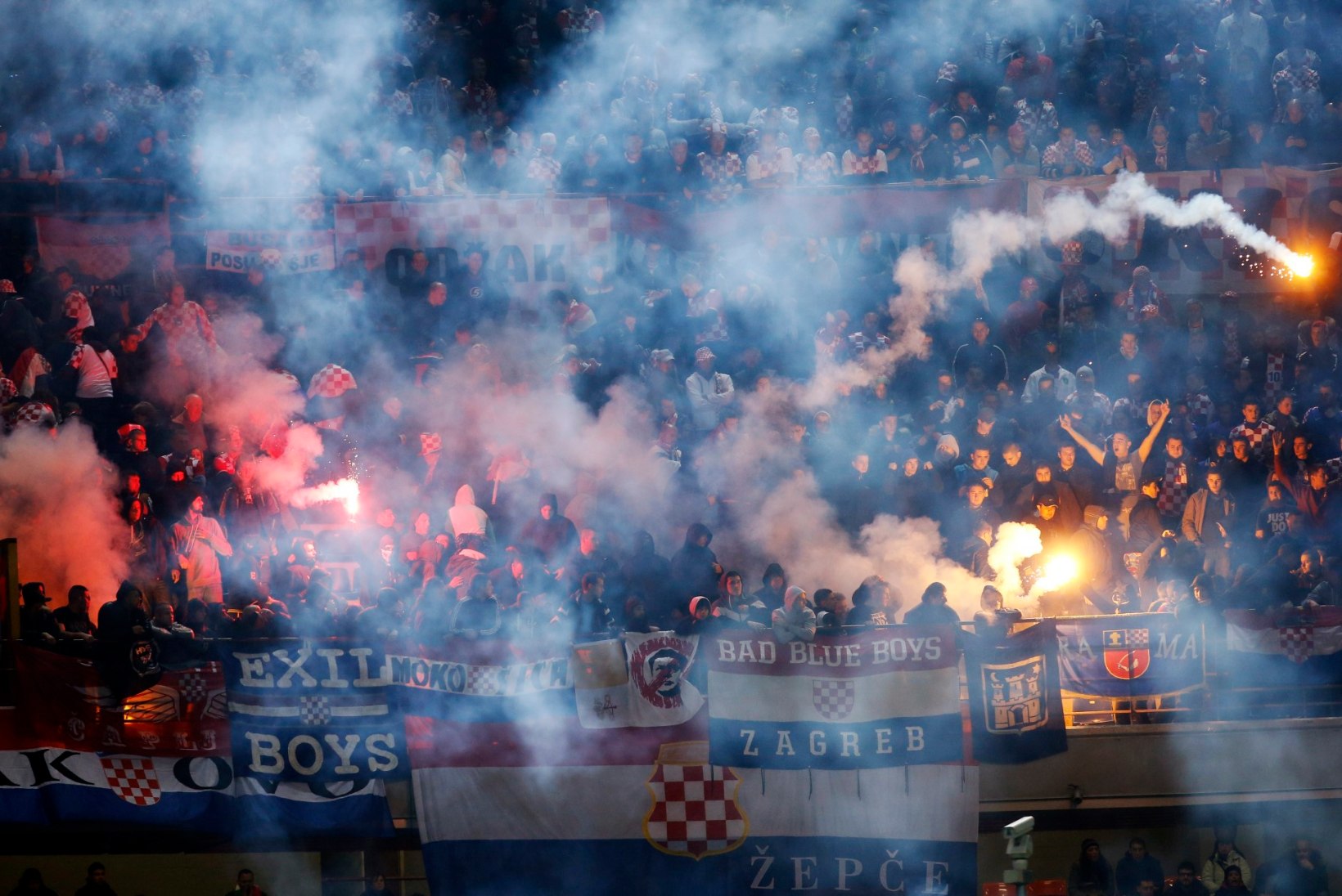 FOTOD JA VIDEOD: Horvaatia jalgpallifännid tahtsid San Siro staadioni põlema pista?!