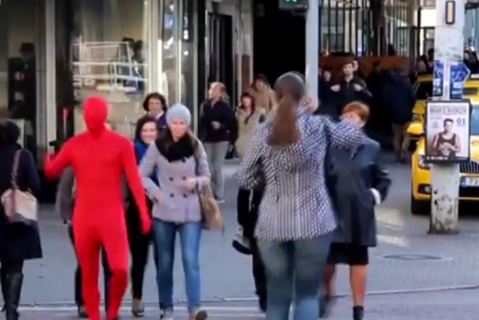 VIDEO: punane mehike juhendas Tallinnas sõiduteed ületanud jalakäijaid