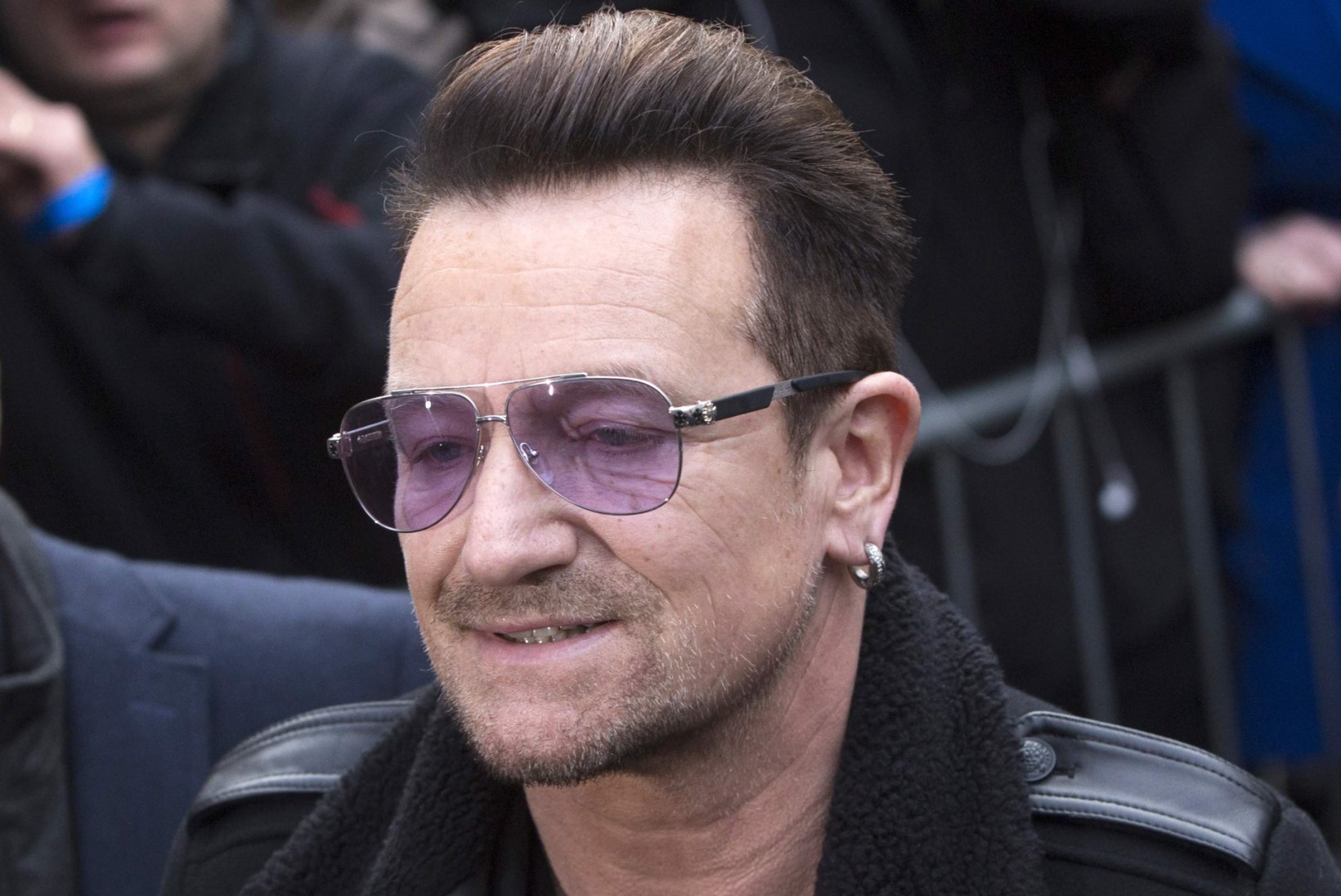 Bono kukkus end ribadeks