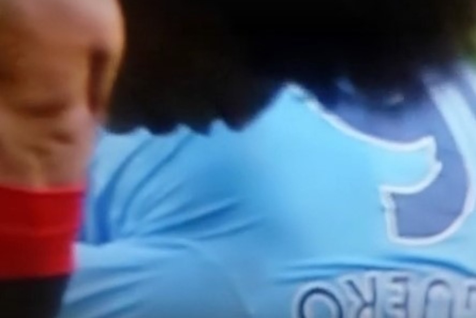 VIDEO: Man Unitedi poolkaitsja sülitas lamava City ründaja peale?!