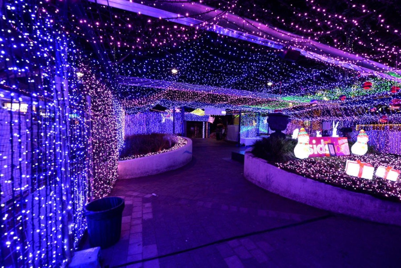 Uus jõulutulede Guinnessi rekord: Canberra kaubamajas säras 1,2 miljonit lambikest
