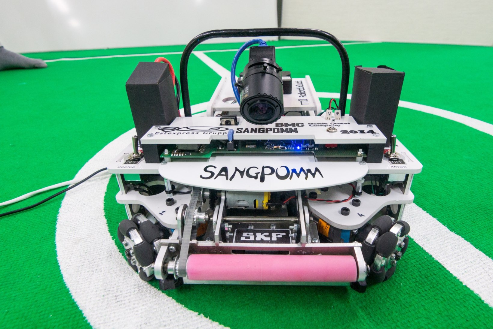 Kuidas robot Sangpomm jalgpalli mängima õpib