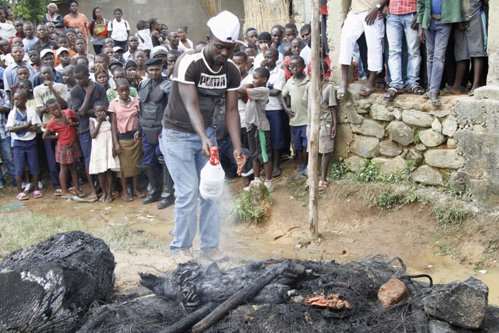 FOTOD: Kongos pilluti kahtlane mees kividega surnuks, põletati ja söödi