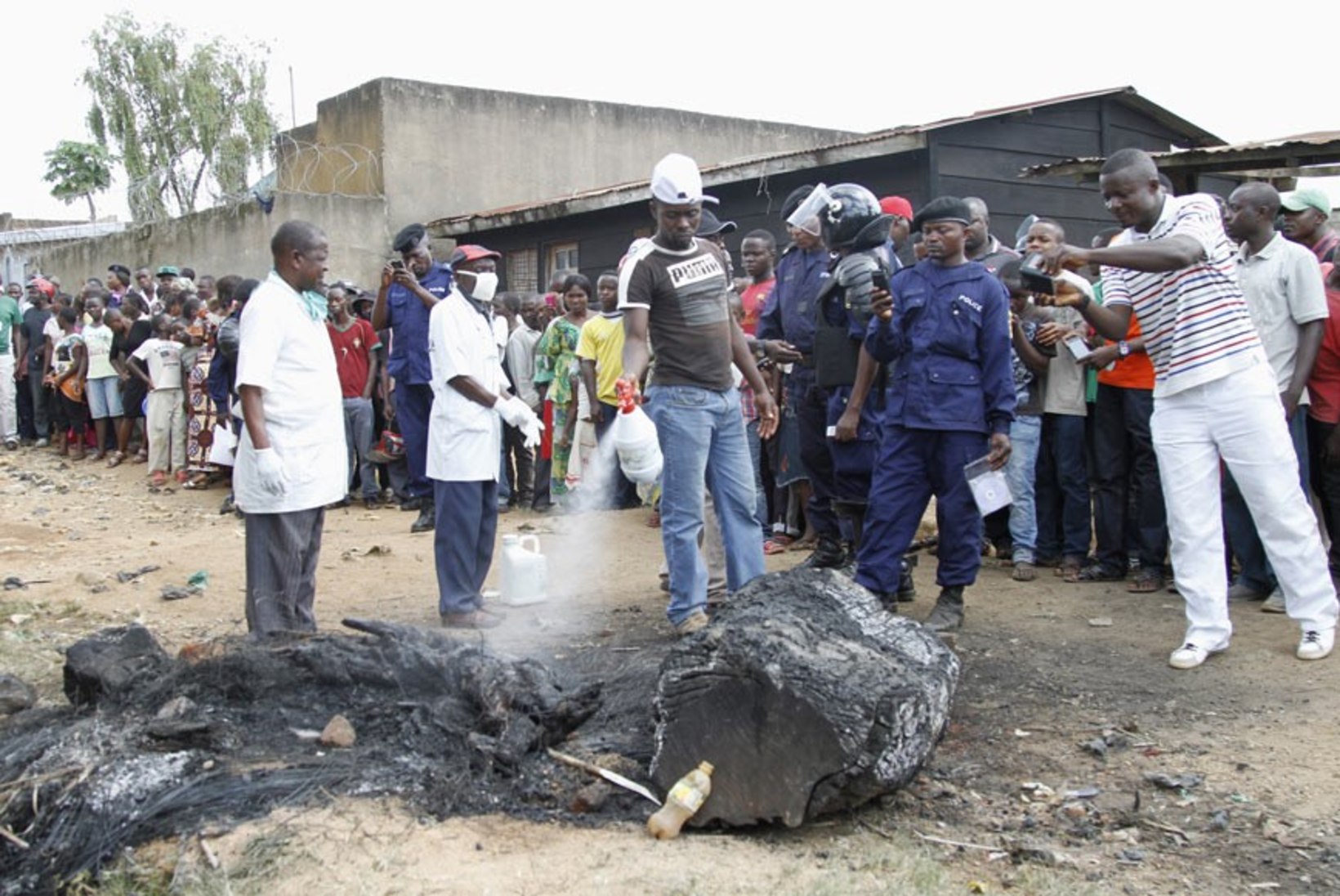 FOTOD: Kongos pilluti kahtlane mees kividega surnuks, põletati ja söödi