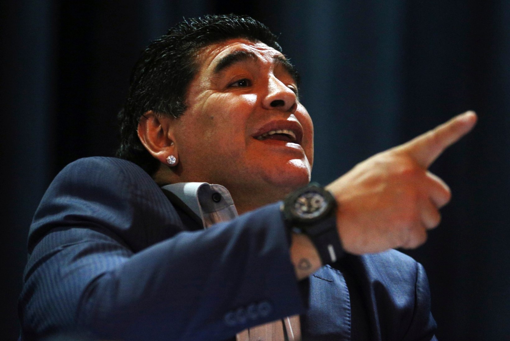 FOTO: KAE KÕUTSI! Diego Maradona andis "Jumala käele" uue tähenduse