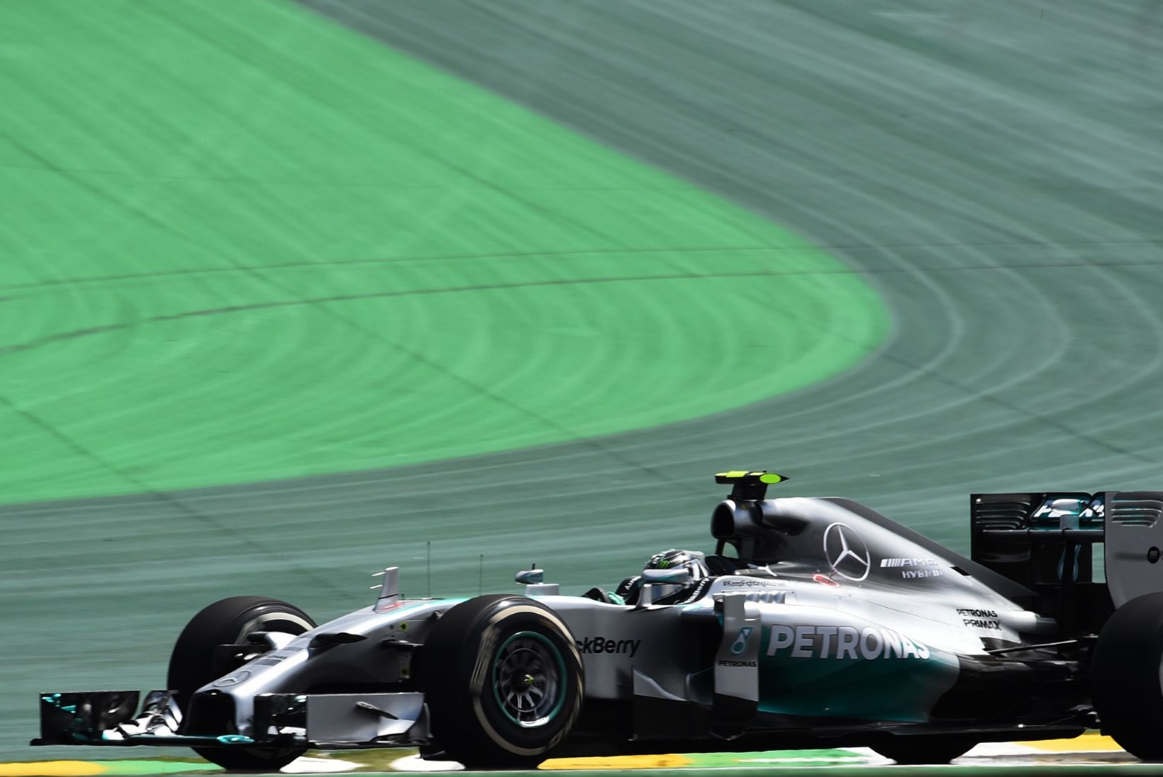 GALERII: Rosberg näitas vabatreeningutel Hamiltonile hambaid