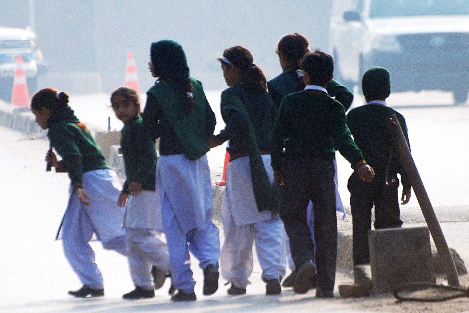 Pakistanis võeti pantvangi sadu koolilapsi, surmasaanuid on vähemalt 130