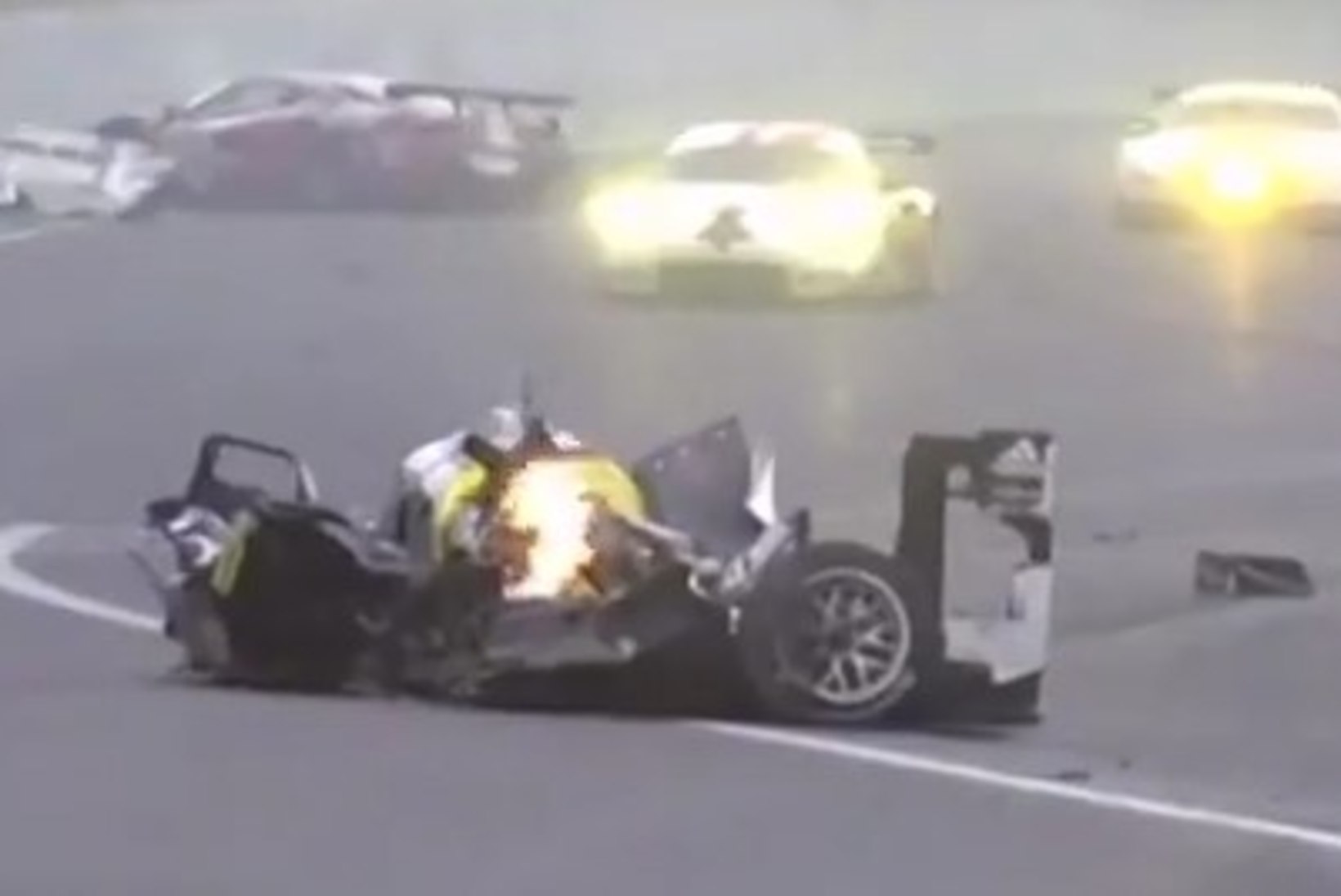 VIDEO: suurel kiirusel seina sõitnud Mark Webber ei mäleta kohutavast avariist midagi - ja tema Porsche vrakki vaadates pole ka ime