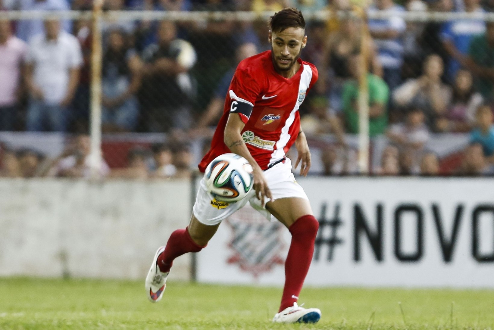 VIDEO: Neymarile jäid heategevusmängu järel alles vaid aluspüksid