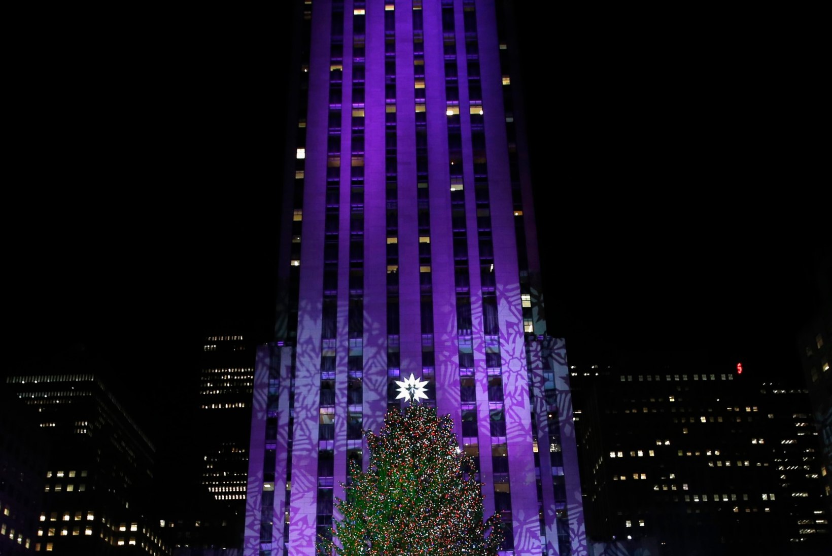 GALERII: suurejoonelisel New Yorgi jõulupuul süüdati tuled