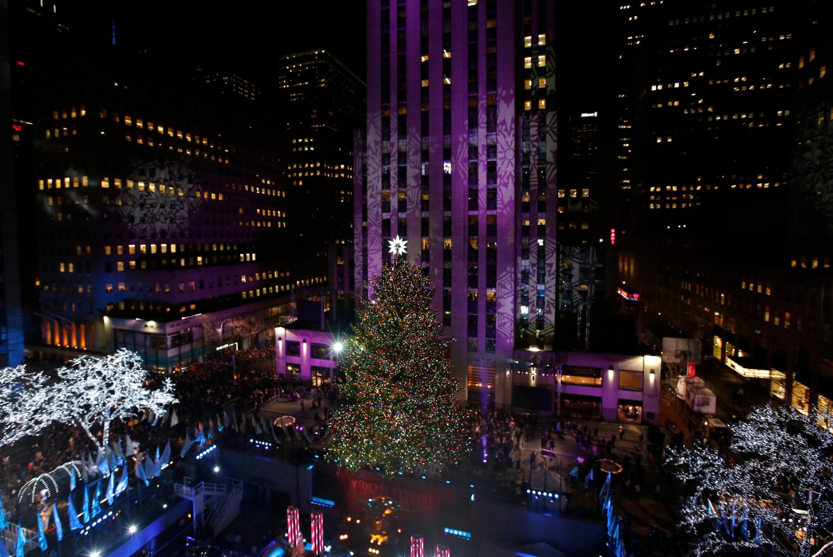 GALERII: suurejoonelisel New Yorgi jõulupuul süüdati tuled