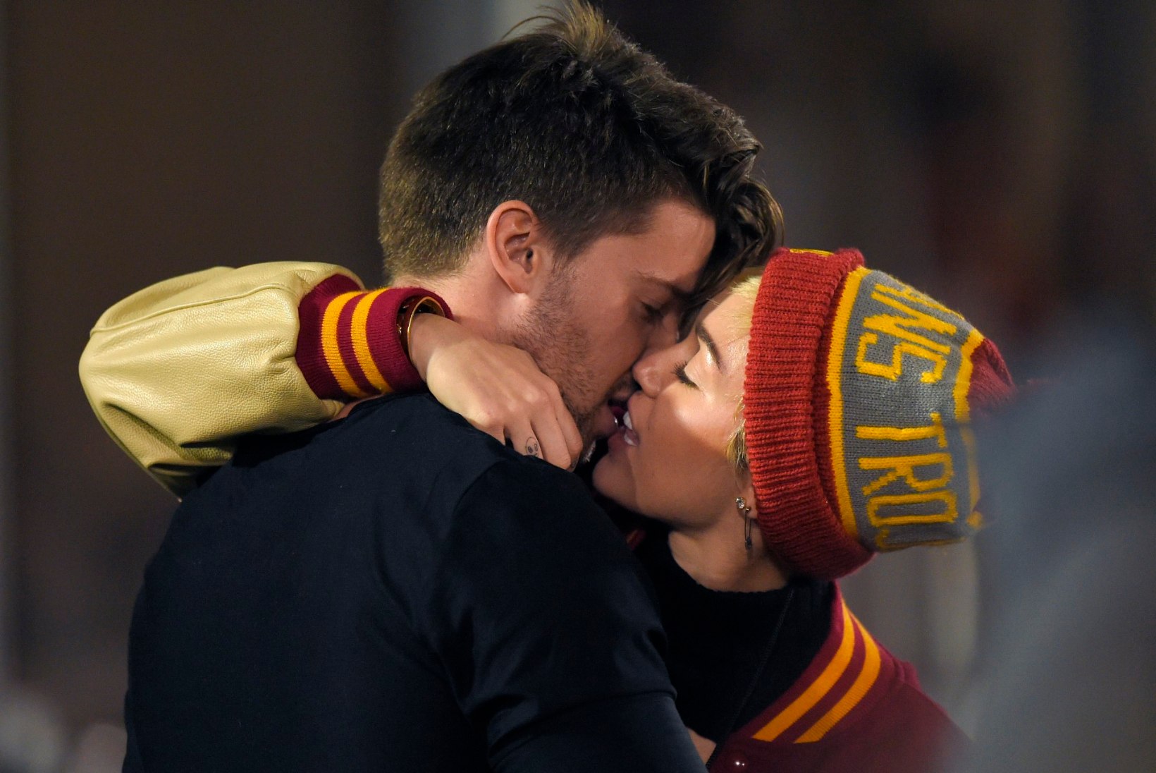 FOTOD: Miley kallistas ja musitas taas avalikult oma poiss-sõpra!