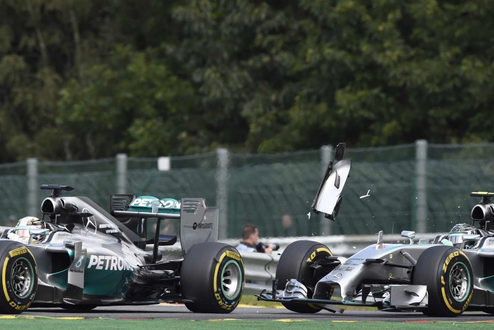 Hamilton MM-tiitlist: võtmehetkeks oli kokkupõrge Rosbergiga