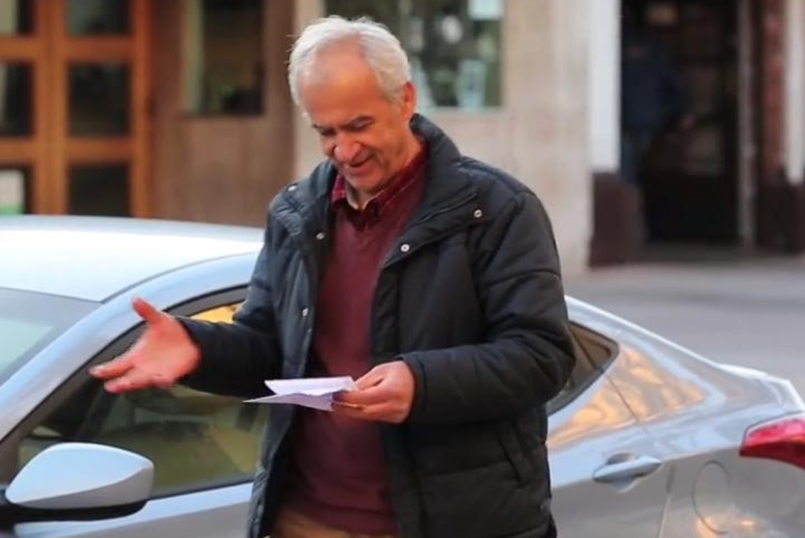 VIDEO: parkimiskontrolör andis autojuhtidele trahvikviitungi asemel raha