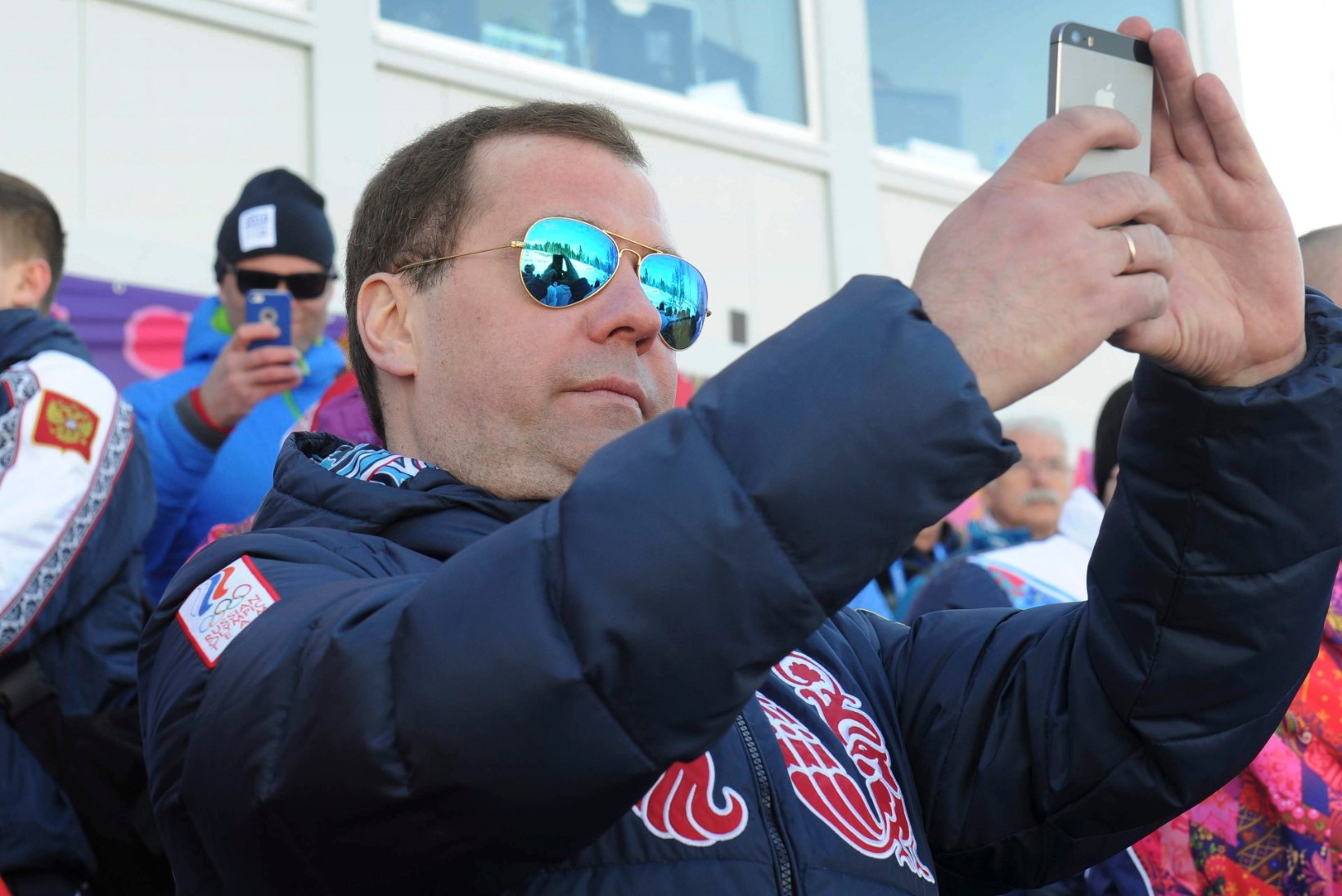 MUHE GALERII: Putin ja Medvedev ässasid prillidega, Rootsi kuningapere lõi tantsu 