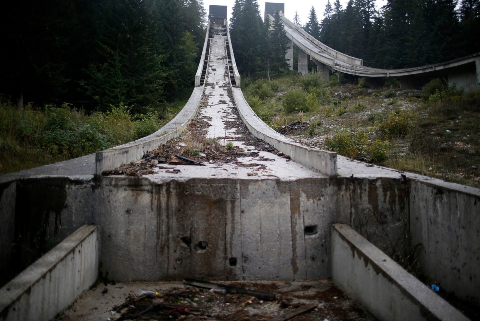 ILUS JA VALUS GALERII: vaata, mis on alles jäänud Sarajevo olümpiarajatistest