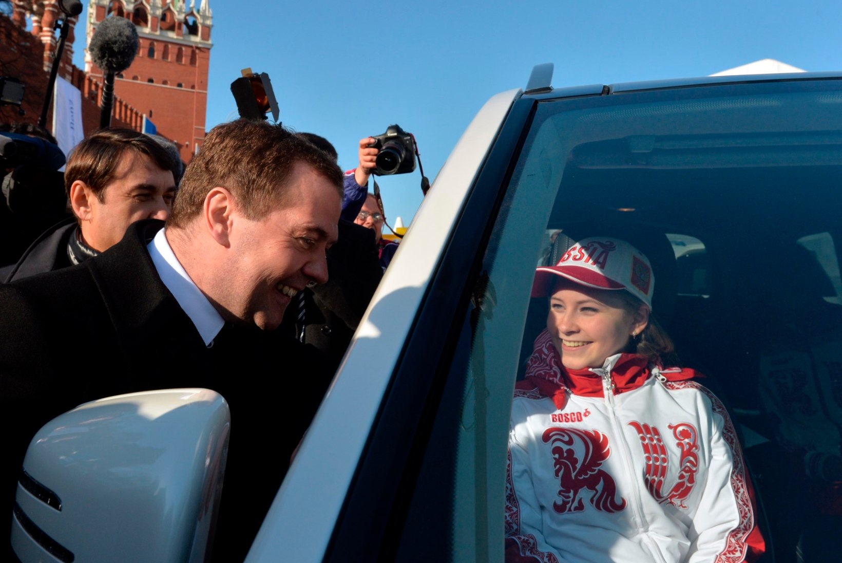 FOTOD: Vene olümpiavõitjad said Mercedesed kätte Punasel väljakul