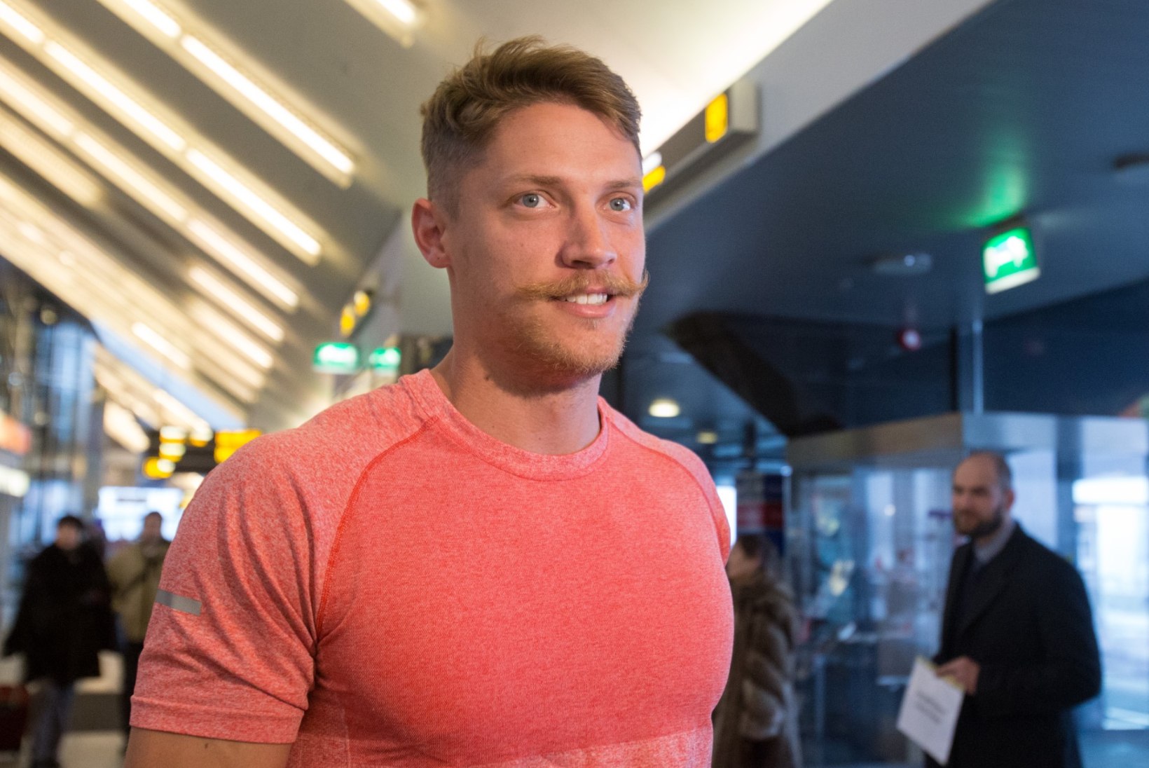 FOTOD: Trey Hardee saabus Eestisse paljaste säärte ja lustaka vuntsiga