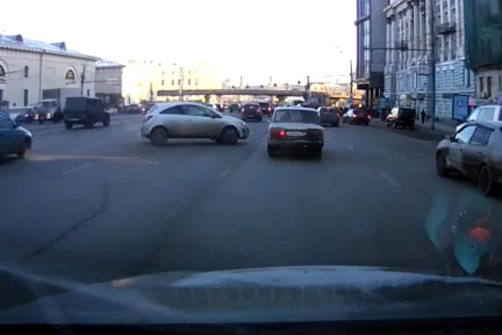 VIDEO: kas see naine on parkimisproff või õnneseen?