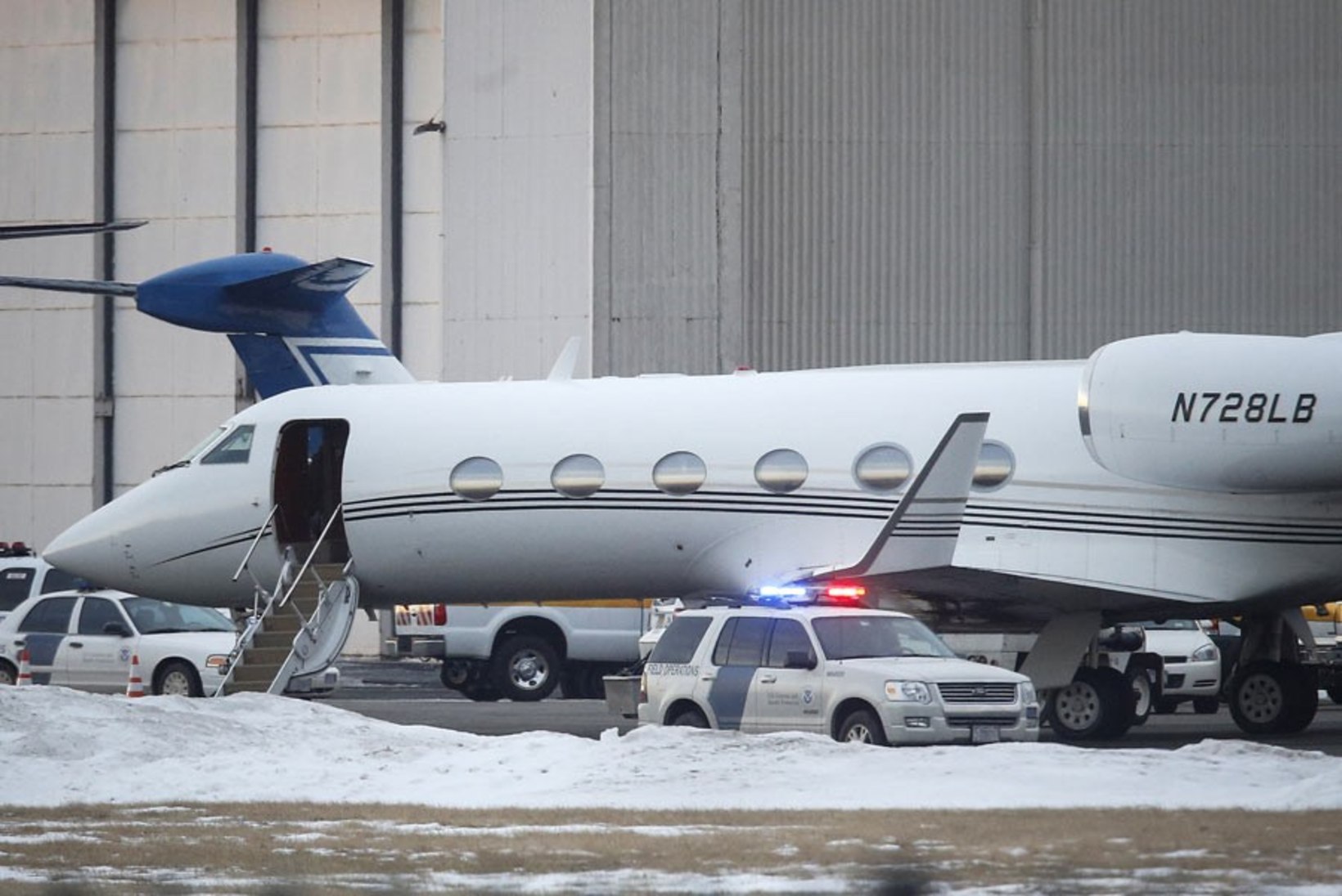 Bieber lällas lennukis: piloodid kandsid hapnikumaske ja stjuuardess põgenes kokpitti