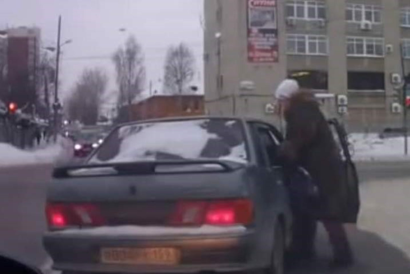 VIDEO: venelanna lahendas liiklusrikkumise rusikatega